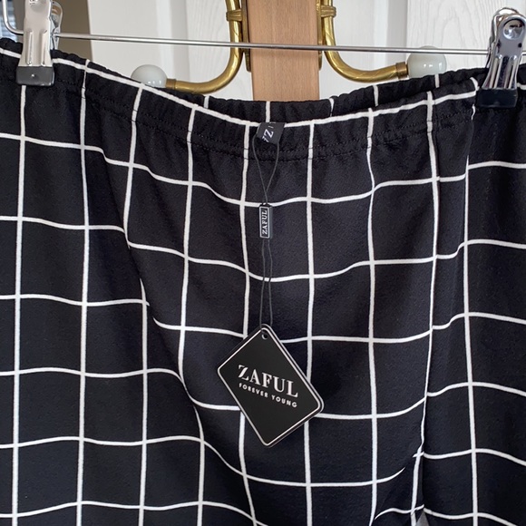 Black with white stripes, ZAFUL skirt. - Picture 2 of 2